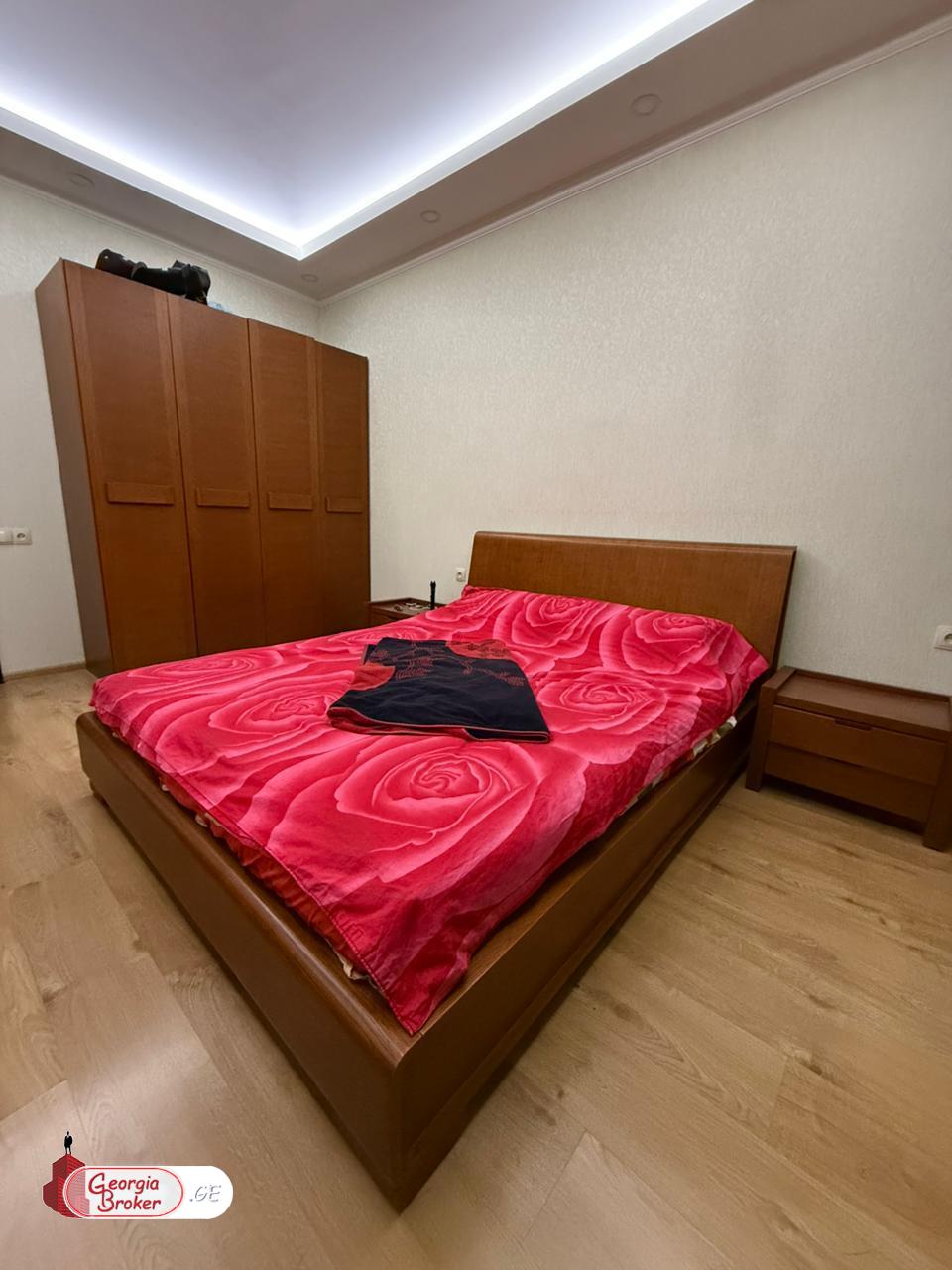 ქირავდება ახალი გარემონტებული 5 ოთახიანი ბინა ვაკეში